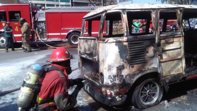 Vehículo ardió en llamas en plena Av. Canadá  (Diario Ojo)