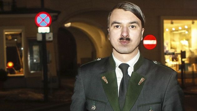Harald  Zenz, austriaco de 25 años, es acusado de glorificar al dictador. (AP)