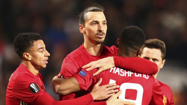 Endiosado. Zlatan Ibrahimovic marcó tres goles por el Manchester United y avanza en la Europa League. (AP)
