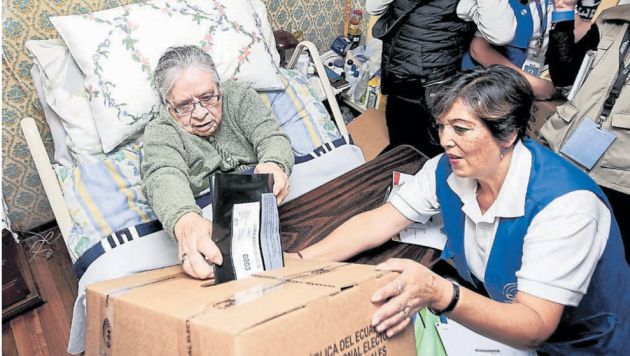 Ecuatorianos votan hoy en un ambiente marcado por la crisis económica y la corrupción representada por el caso Odebrecht. (EFE)