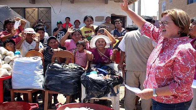 Nancy Lange entregó ayuda a los habitantes afectados por las lluvias y huaicos en Chiclayo. (Difusión)