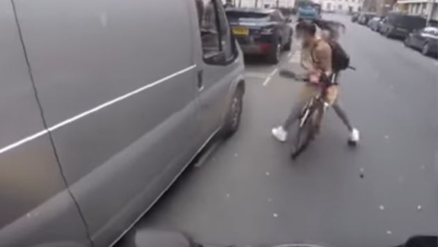 Joven ciclista no se dejó amedrentar por acosador y respondió de esta manera. (YouTube/Droll)