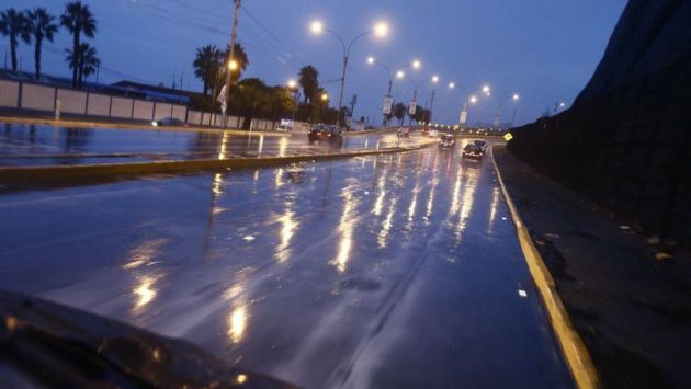Municipalidades regaron parques a pesar de que llovió toda la noche  (Perú21)