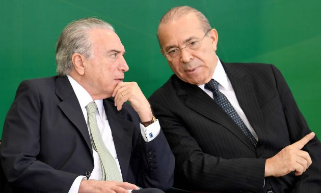 Eliseu Padilha (a la izquierda del presidente Michel Temer) es acusado por ex asesor del mandatario (AFP).
