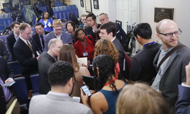 Periodistas no pudieron entrar a conferencia del portavoz Sean Spicer. 