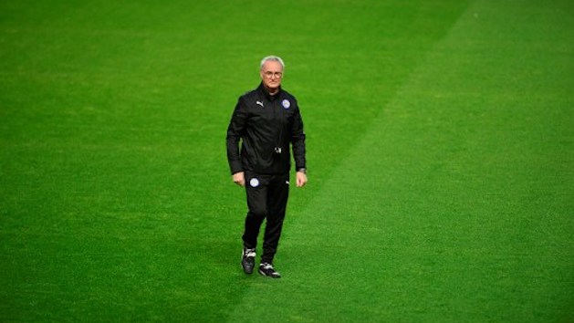 Claudio Ranieri se despidió uno a uno de los jugadores del Leicester. (AFP)