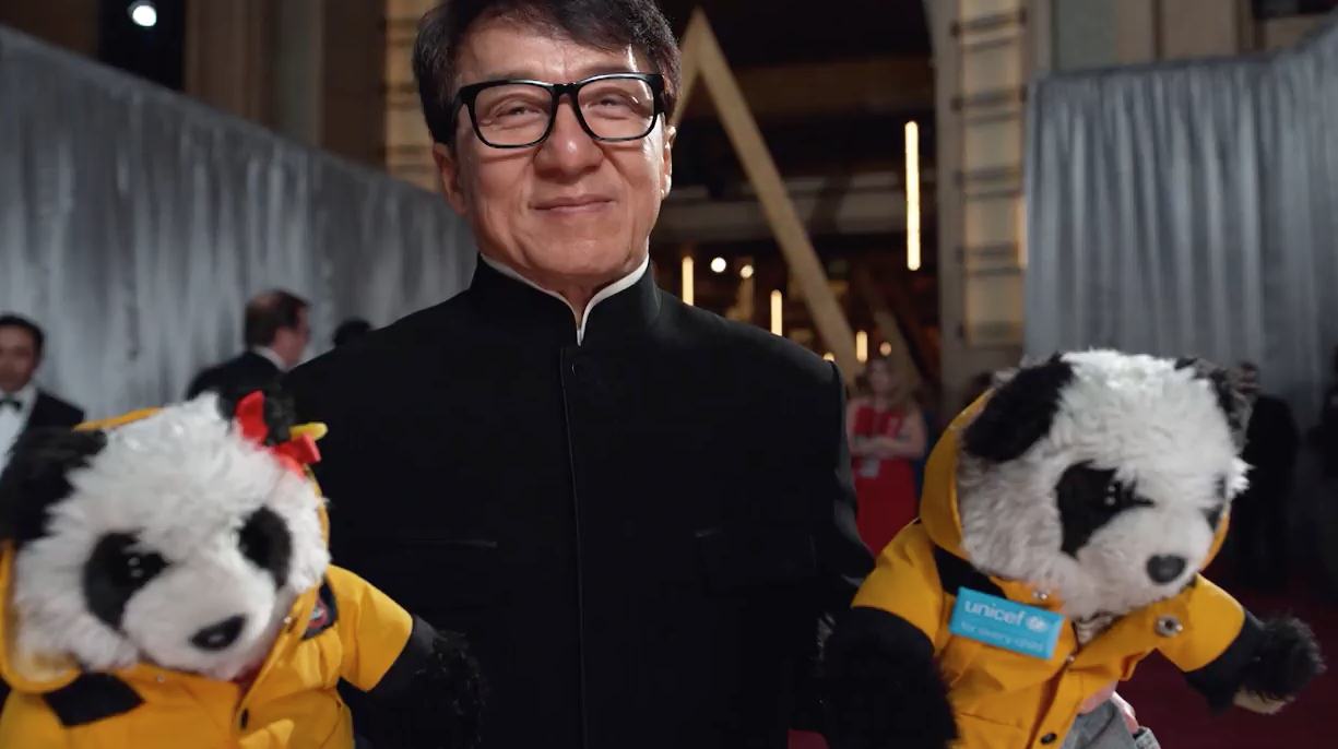 ¿Por qué Jackie Chan llegó a los Oscar 2017 con pandas de peluche?
