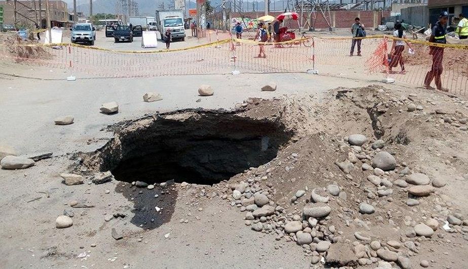 Alerta: Enorme forado restringe el tránsito en Chosica [Video] - Diario Perú21