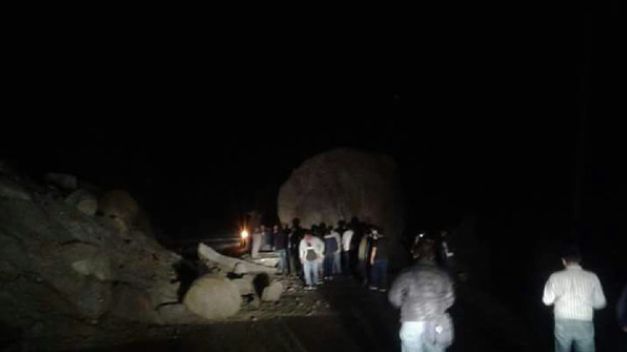 El vehículo de la empresa Santa Ana terminó sepultado por una roca enorme. (Captura)