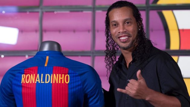 Ronaldinho volverá a lucir su fútbol con la camiseta 'azulgrana'. (AFP)