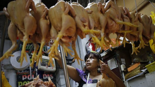 Precio caería. Baja demanda reduciría el valor por kg del pollo. (Perú21) 