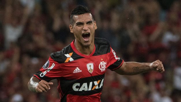 El buen momento del defensor peruano es reconocido en Brasil, donde incluso lo comparan con Roberto Carlos. (AFP)