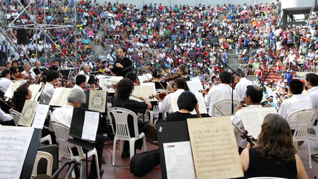La Orquesta Sinfónica Nacional en el Campo de Marte. (Andina)