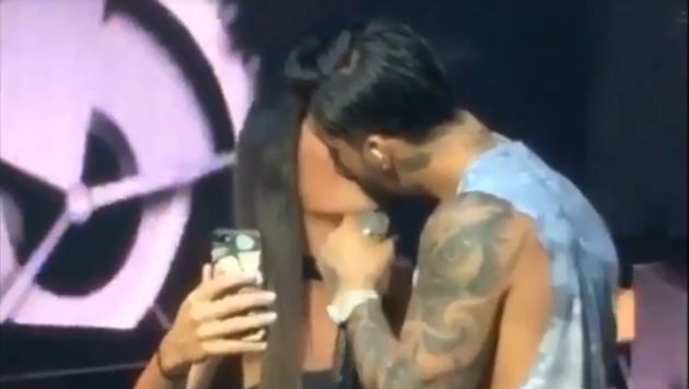 Inesperado beso se dio en un show en Miami.