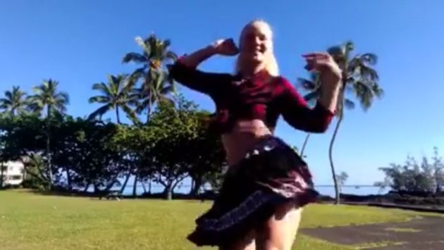 Valentina Shevchenko demostró sus cualidades para bailar festejo. (Captura)