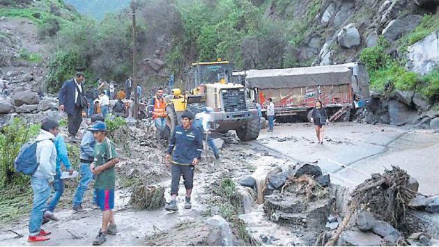 Huaico cayó la tarde del jueves en la provincia liberteña de Otuzco y arrastró hasta cinco vehículos. (USI)