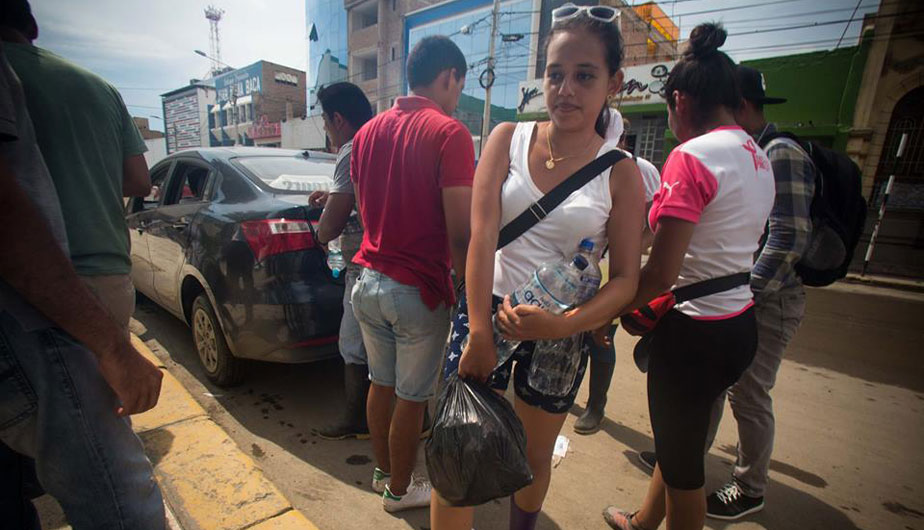 Jóvenes reciben víveres para los damnificados en Chiclayo [Fotos y ... - Diario Perú21
