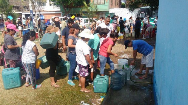 Sedapal anuncia que agua distribuida es gratuita (Alvaro Treneman/Peru21)