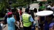 Personas hacen largas colas en Surco para recibir agua [Videos]