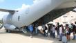 Fuerza Aérea continúa transportando a cientos de damnificados en Piura  