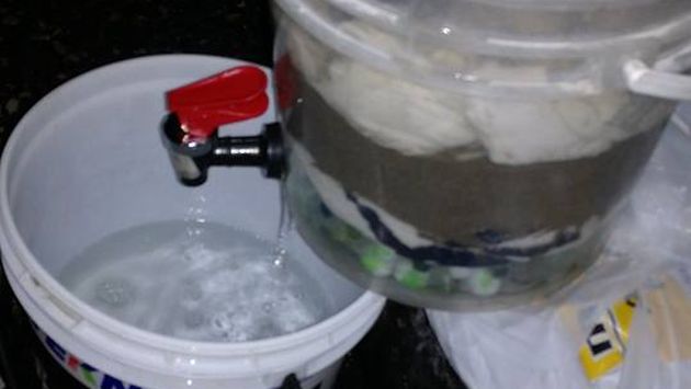 Filtro de agua casero es capaz de potabilizar 4 litros en 7 minutos. (Captura)