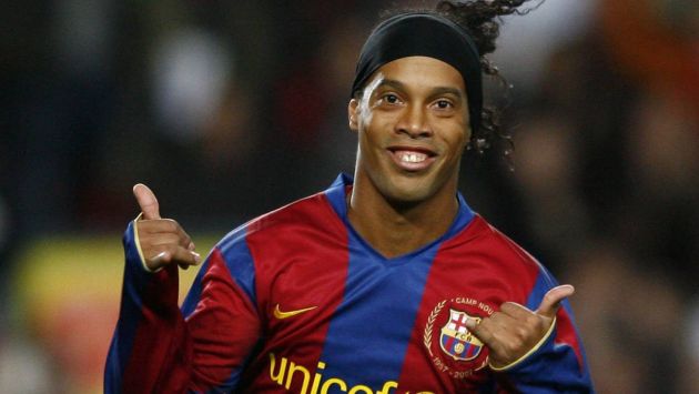 Ronaldinho actualmente integra el equipo de leyendas del Barcelona, denominado Barca Leyends. (AFP)