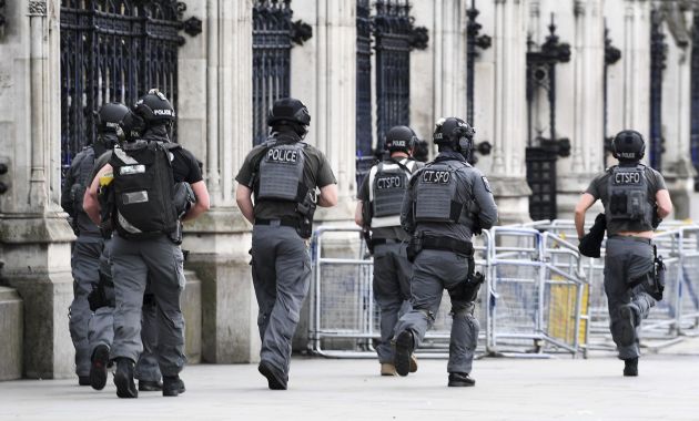 Autoridades informaron que el atentado cerca al Parlamento inglés dejó cuatro muertos, entre ellos, una policía (Efe).