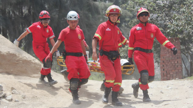 El cuerpo de bomberos sigue apoyando en labores de rescate. (Bomberos del Perú)