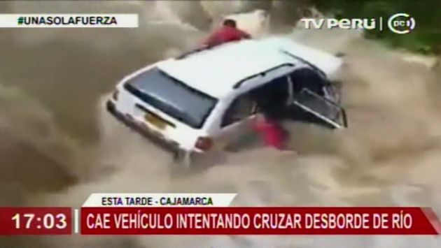 Cajamarca: Un vehículo se volteó cuando intentaba cruzar un río que se había desbordado. (Captura)