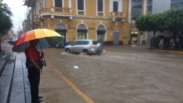 Las fuertes lluvias que cayeron desde la tarde de ayer en Piura dejaron a la ciudad convertida en una laguna. (Jorge Merino)