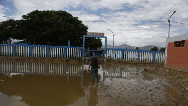 El hospital de Huarmey quedó totalmente inundado. (Luis Centurión/Perú21)
