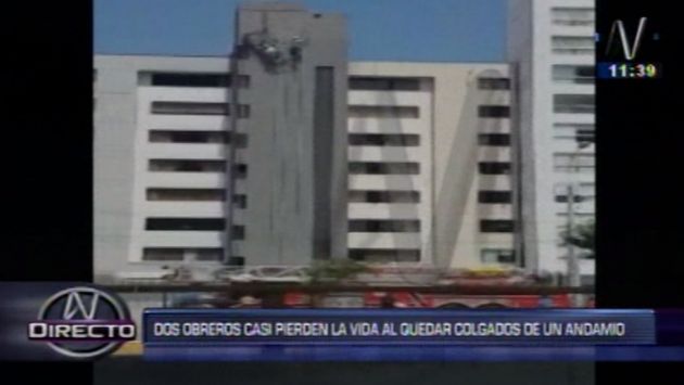 Miraflores: Dos obreros casi pierden la vida al quedar colgados de un andamio. (Canal N)