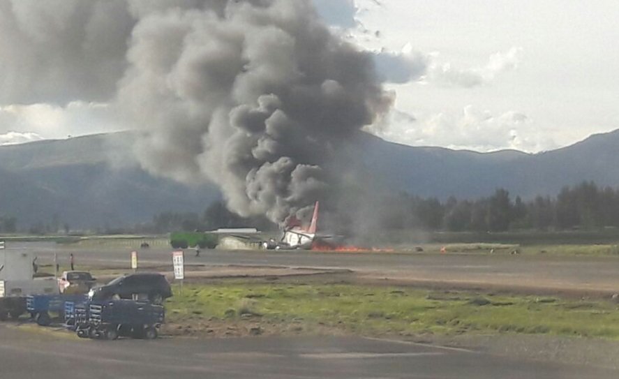 Reportan incendio de avión en aeropuerto de Jauja. (@JulioTalledoV ‏)