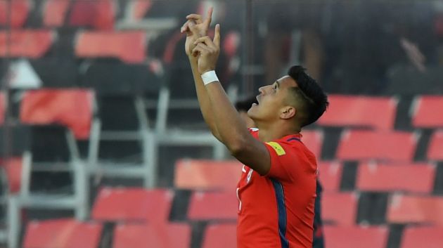 Sánchez igualó el registro histórico de Marcelo Salas con este golazo del Chile vs. Venezuela por Eliminatorias. (AFP)