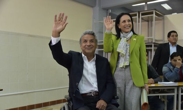 El candidato oficialista Lenín Moreno a la presidencia de Ecuador emitió su voto cerca al mediodía (AFP). 