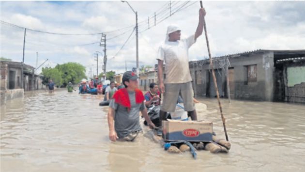 Urbe sumergida. Los que escapan de la inundación en Catacaos usan cualquier embarcación. (Jorge Merino)