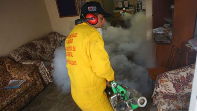 Se está fumigando casa por casa en Pueblo Nuevo, Chincha, región de Ica. (USI)