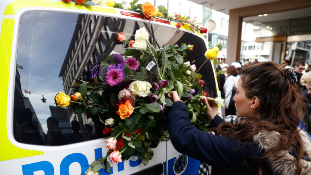 Homenaje a las víctima del atentado en Estocolmo. (AFP)