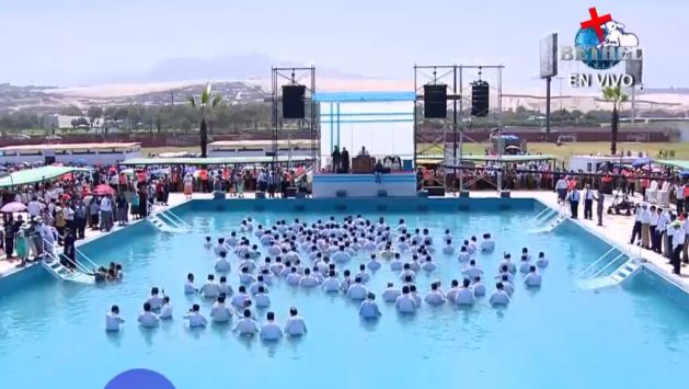 Mira este bautismo grupal en una piscina que Bethel Televisión transmitió en vivo. (Bethel)