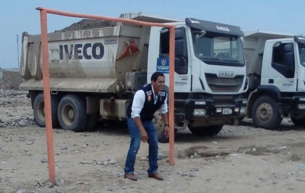 Luis Valdez inspeccionó zonas afectadas por los huaicos en Huanchaco, pero no quiso pronunciarse sobre la denuncia. (Karín Espinoza)