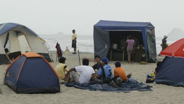 Si acampa en la playa no instale la carpa en una zona muy húmeda y tenga en cuenta la dirección del viento. (USI) 