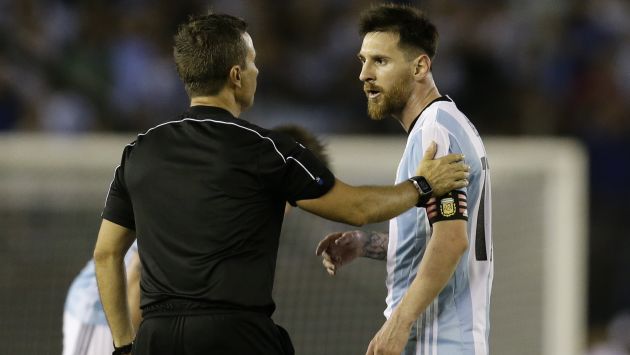 Messi cumpliría su castigo ante Uruguay si acude a la sede central de la FIFA para apelar su sanción. (AP)