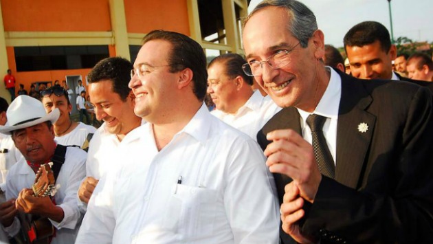 Javier Duarte (de blanco) bromeando con el presidente guatemalteco Álvaro Colom. (Foto: AFP)