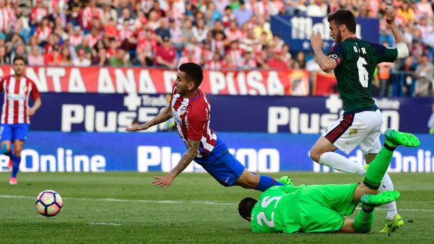 A pesar del esfuerzo de Sirigu, Atlético de Madrid derrotó 3-0 al Osasuna en la Liga Española. (AFP)