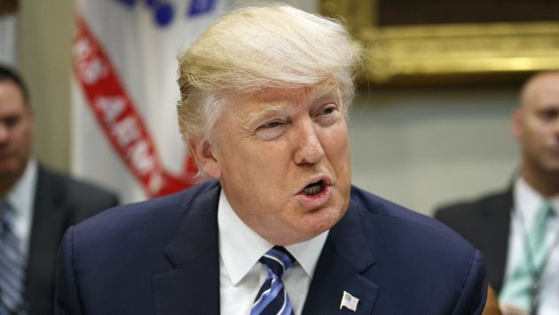 Donald Trump promueve ley para contratar más americanos y menos inmigrantes. (AP)