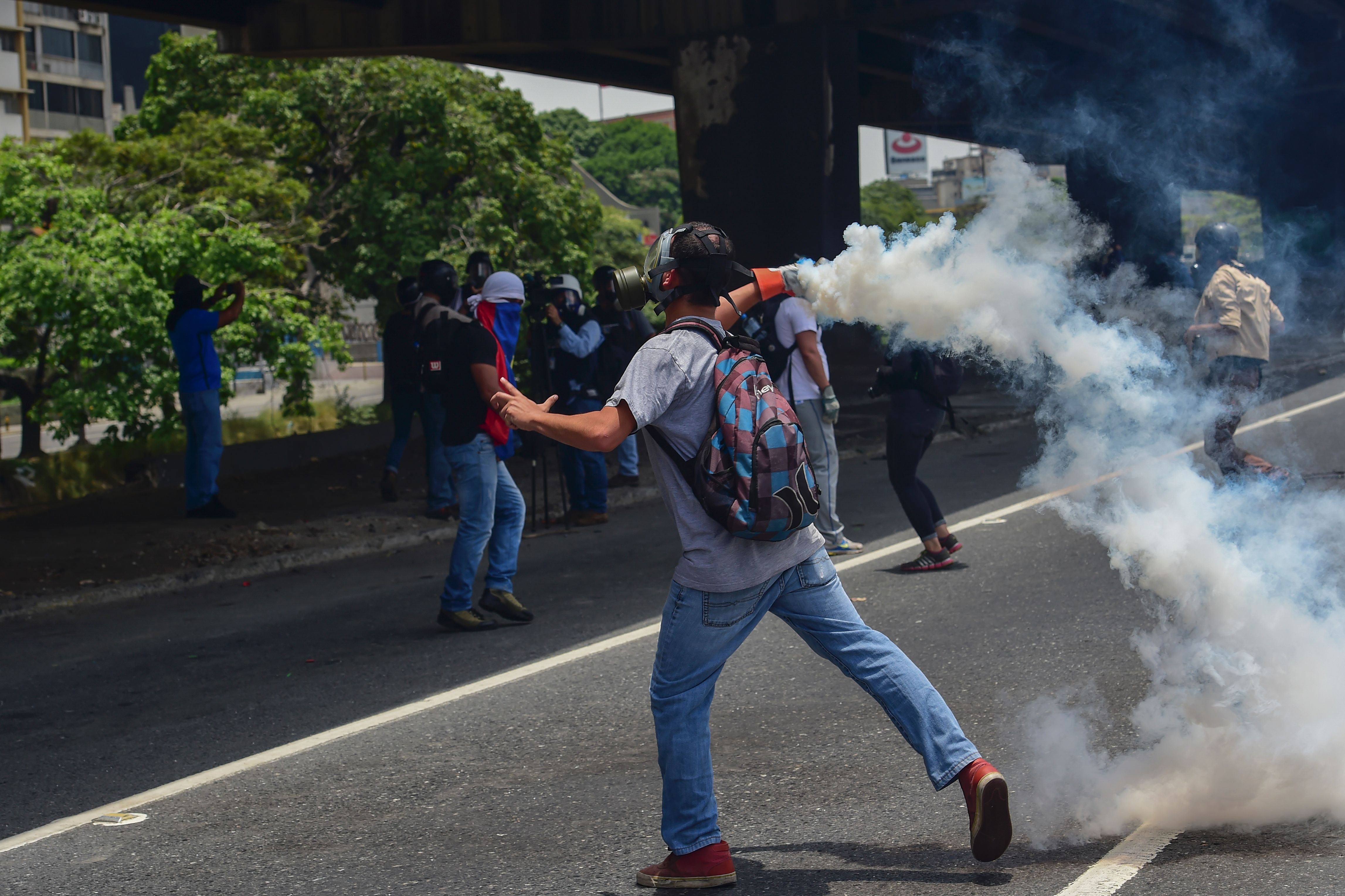 Miembros de la Guardia Nacional Bolivariana (GNB) disolvieron la concentración opositora (AFP)