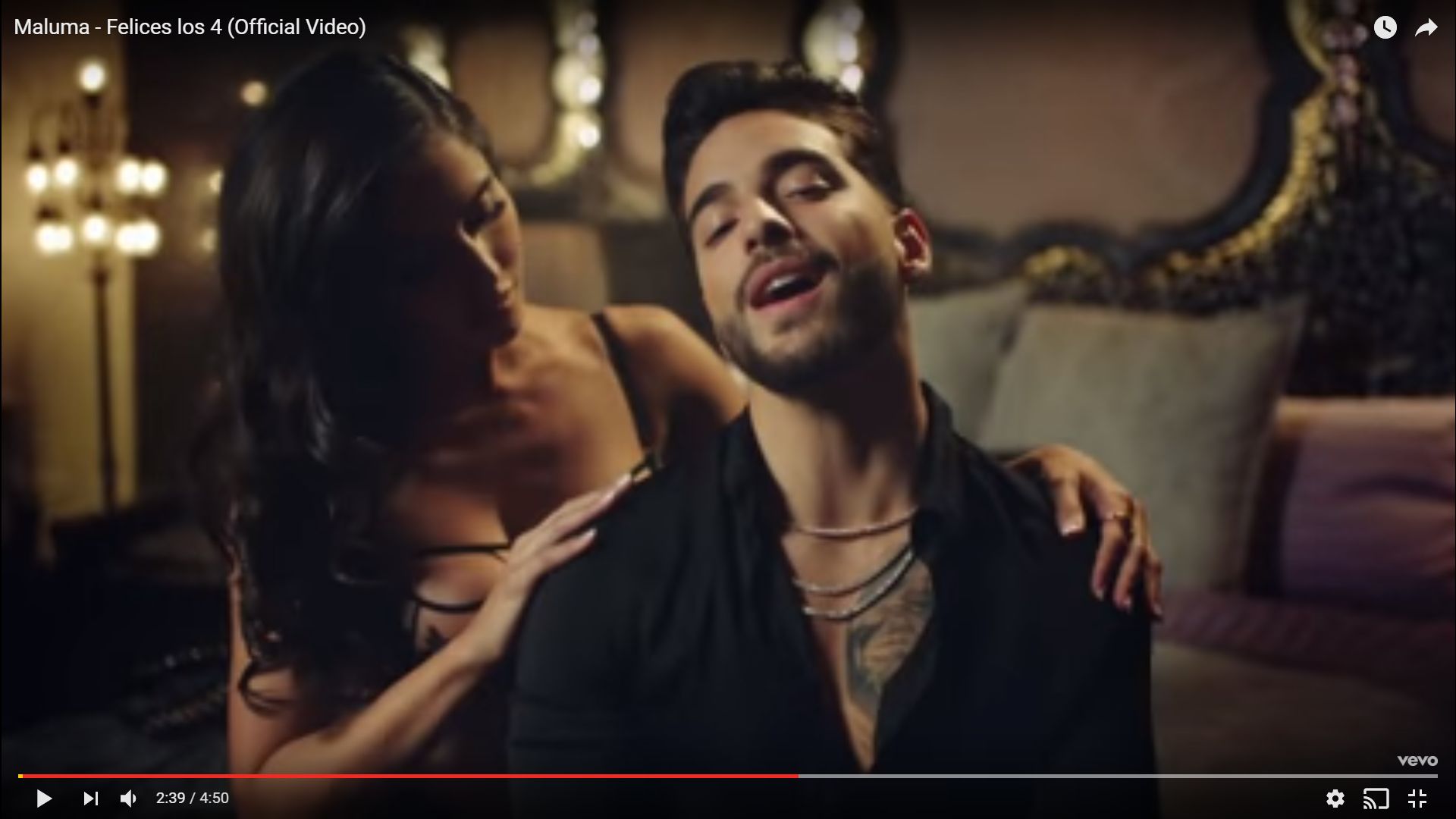 Maluma lanzó clip de tema 'Felices los 4' para alegría de sus seguidores aparece con el torso desnudo. (Captura)