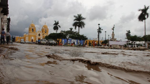 El desborde de la quebrada San Ildefonso inundó el centro histórico de Trujillo.