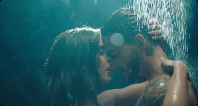 Maluma se luce sensual en su video y además ofrece una letra que despertará polémica.