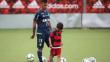 Miguel Trauco se muestra con su hijo en los entrenamientos del Flamengo